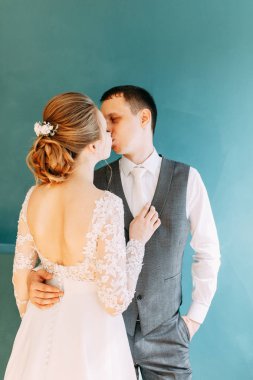 Avrupa tarzında modern bir tören. Parlak bir stüdyoda güzel bir çift.. 