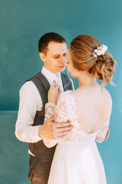 Avrupa tarzında modern bir tören. Parlak bir stüdyoda güzel bir çift.. 