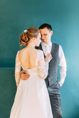 Avrupa tarzında modern bir tören. Parlak bir stüdyoda güzel bir çift.. 