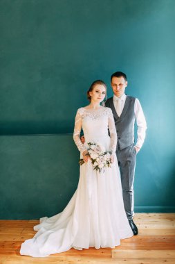 Avrupa tarzında modern bir tören. Parlak bir stüdyoda güzel bir çift.. 