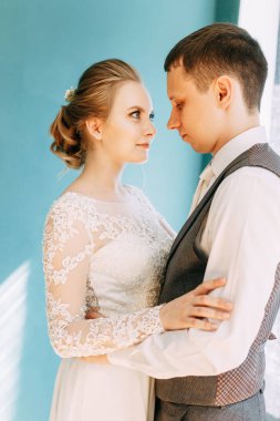 Avrupa tarzında modern bir tören. Parlak bir stüdyoda güzel bir çift.. 