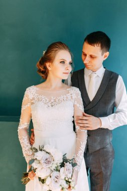 Avrupa tarzında modern bir tören. Parlak bir stüdyoda güzel bir çift.. 