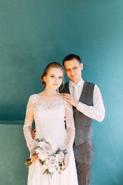 Avrupa tarzında modern bir tören. Parlak bir stüdyoda güzel bir çift.. 