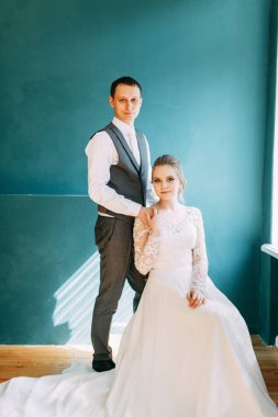 Avrupa tarzında modern bir tören. Parlak bir stüdyoda güzel bir çift.. 