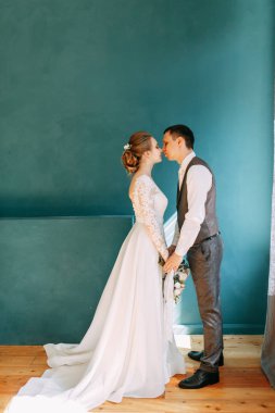 Avrupa tarzında modern bir tören. Parlak bir stüdyoda güzel bir çift.. 