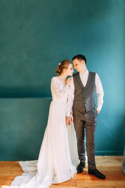 Avrupa tarzında modern bir tören. Parlak bir stüdyoda güzel bir çift.. 