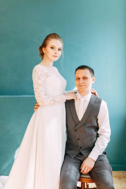 Avrupa tarzında modern bir tören. Parlak bir stüdyoda güzel bir çift.. 