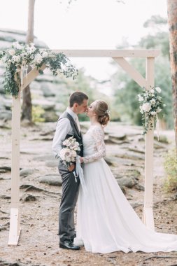 Parkta gün batımında güzel bir çift. Ormanda kemerli düğün töreni.. 