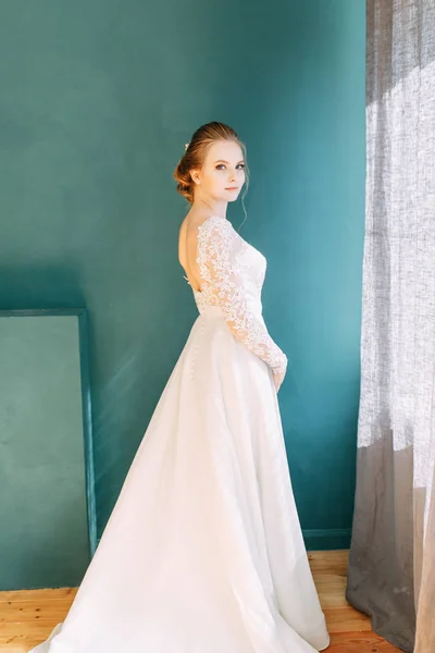 Европейская Свадьба Отеле Невеста Белом Платье Интерьере Studio — стоковое фото