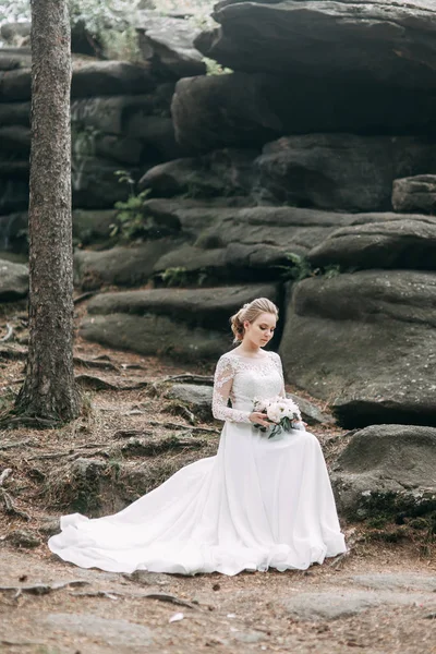 결혼식은 유럽식으로 자연스럽게 드레스를 — 스톡 사진