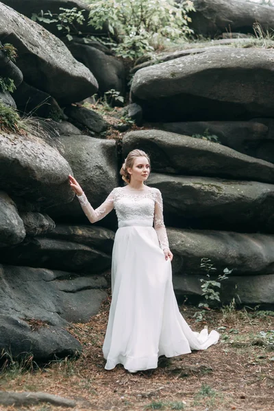 Boda Estilo Europeo Naturaleza Novia Vestido Blanco Las Rocas —  Fotos de Stock