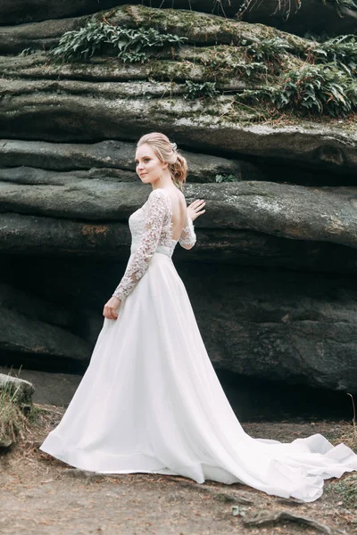 Hochzeit Europäischen Stil Der Natur Braut Weißen Kleid Auf Den — Stockfoto