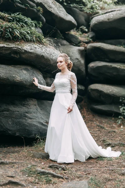 Ślub Europejskim Stylu Natury Panna Młoda Białej Sukience Skałach — Zdjęcie stockowe