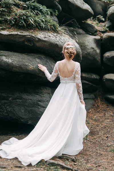 Casamento Estilo Europeu Natureza Noiva Com Vestido Branco Nas Rochas — Fotografia de Stock