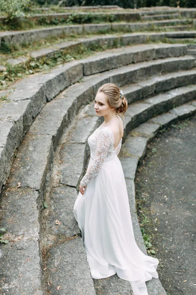 Ślub Europejskim Stylu Natury Panna Młoda Białej Sukience Kamiennych Schodach — Zdjęcie stockowe