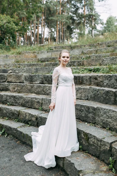 Boda Estilo Europeo Naturaleza Una Novia Vestido Blanco Una Escalera —  Fotos de Stock