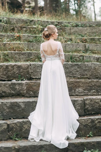 결혼식은 유럽식으로 자연스럽게 드레스를 계단에 — 스톡 사진