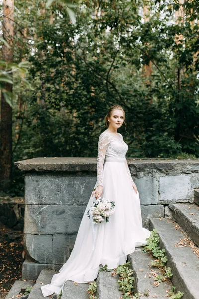 Свадьба Европейском Стиле Природе Невеста Белом Платье Каменной Лестнице — стоковое фото
