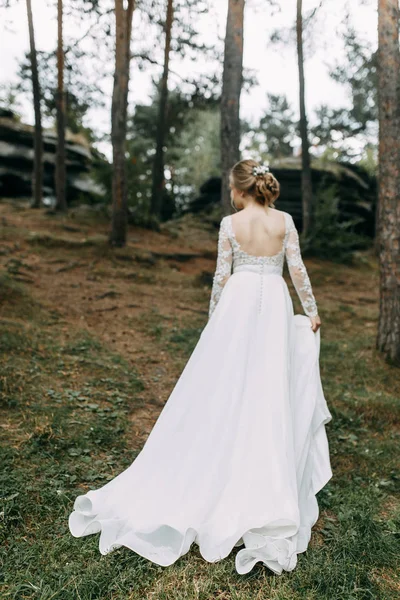 Cerimônia Elegante Estilo Europeu Bela Noiva Vestido Branco Voador Floresta — Fotografia de Stock