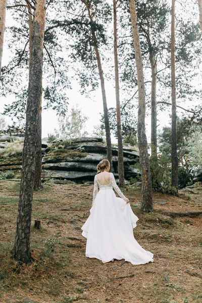 Elegante Ceremonia Estilo Europeo Hermosa Novia Vestido Blanco Vuelo Bosque —  Fotos de Stock