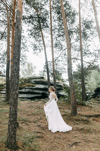 Elegante Ceremonia Estilo Europeo Hermosa Novia Vestido Blanco Vuelo Bosque —  Fotos de Stock