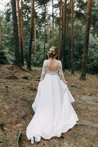 Elegante Ceremonia Estilo Europeo Hermosa Novia Vestido Blanco Vuelo Bosque —  Fotos de Stock