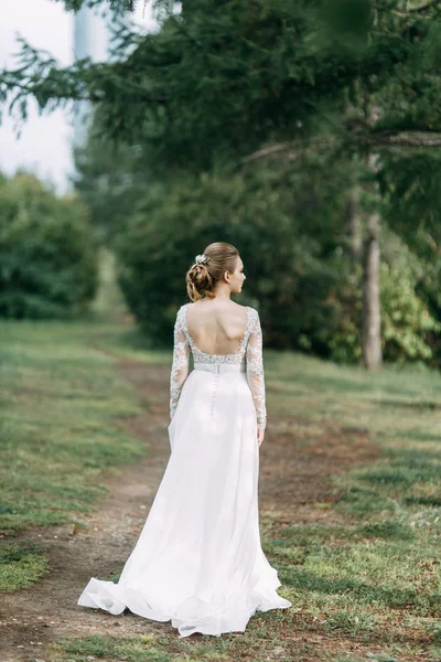 Cerimônia Elegante Estilo Europeu Bela Noiva Vestido Branco Voador Floresta — Fotografia de Stock