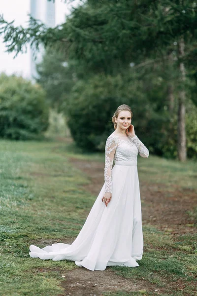 Cerimônia Elegante Estilo Europeu Bela Noiva Vestido Branco Voador Floresta — Fotografia de Stock