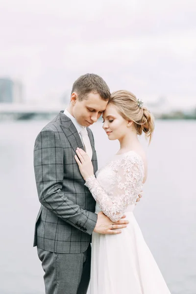 Ceremonia Moderna Estilo Europeo Hermosa Pareja Boda Fondo Ciudad —  Fotos de Stock