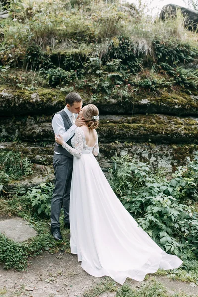 Ceremonia Moderna Estilo Europeo Hermosa Pareja Boda Bosque Atmosférico Con —  Fotos de Stock