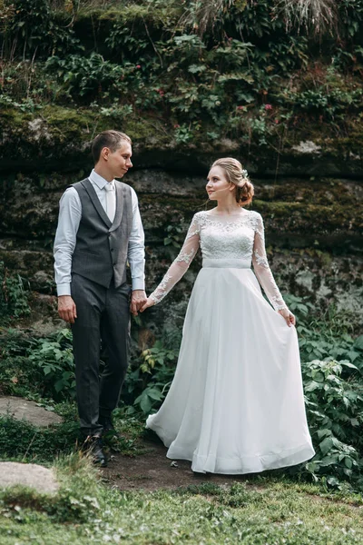 Modern Ceremony European Style Beautiful Wedding Couple Atmospheric Forest Rocks — Stock Photo, Image