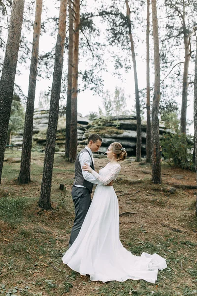 Ceremonia Moderna Estilo Europeo Hermosa Pareja Boda Bosque Atmosférico Con — Foto de Stock