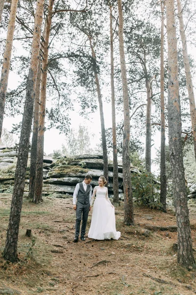 Modern Ceremony European Style Beautiful Wedding Couple Atmospheric Forest Rocks — ストック写真