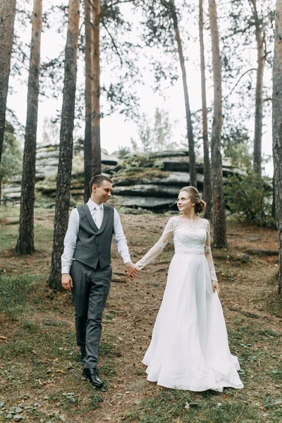 Ceremonia Moderna Estilo Europeo Hermosa Pareja Boda Bosque Atmosférico Con —  Fotos de Stock