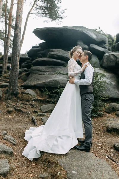 Cerimônia Moderna Estilo Europeu Casal Bonito Floresta Atmosférica Com Pedras — Fotografia de Stock