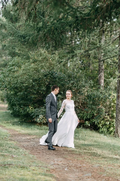 Modern Ceremony European Style Beautiful Wedding Couple Atmospheric Forest Rocks — ストック写真