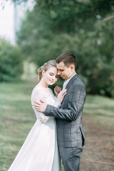 Ceremonia Moderna Estilo Europeo Hermosa Pareja Boda Bosque Atmosférico Con —  Fotos de Stock