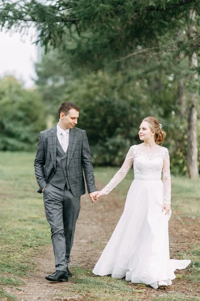 Modern Ceremony European Style Beautiful Wedding Couple Atmospheric Forest Rocks — Stock Photo, Image