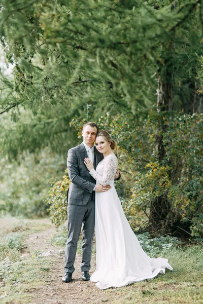 Ceremonia Moderna Estilo Europeo Hermosa Pareja Boda Bosque Atmosférico Con —  Fotos de Stock