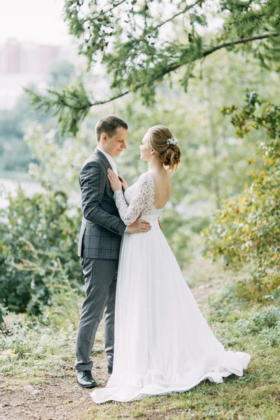 Ceremonia Moderna Estilo Europeo Hermosa Pareja Boda Bosque Atmosférico Con —  Fotos de Stock