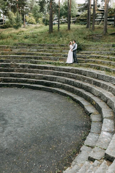 Modern Ceremony European Style Beautiful Wedding Couple Atmospheric Forest Rocks — ストック写真