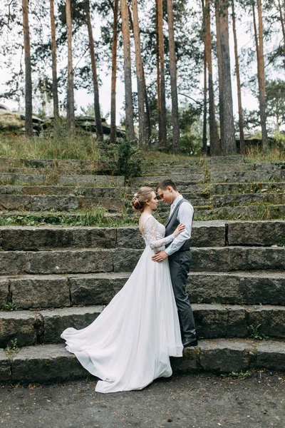 Modern Ceremony European Style Beautiful Wedding Couple Atmospheric Forest Rocks — Stock Photo, Image