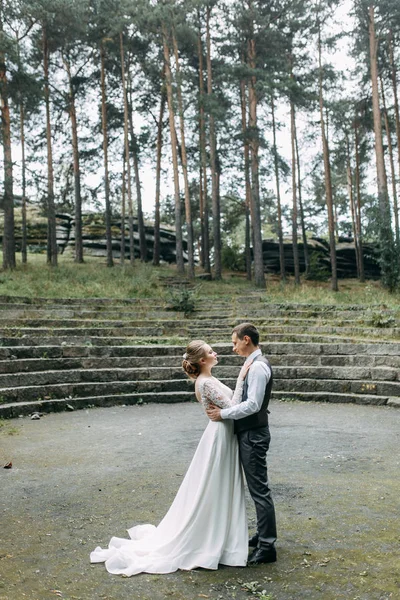 Modern Szertartás Európai Stílusban Gyönyörű Esküvői Pár Hangulatos Erdő Sziklák — Stock Fotó