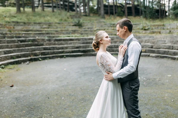 Modern Ceremony European Style Beautiful Wedding Couple Atmospheric Forest Rocks — Stock Photo, Image