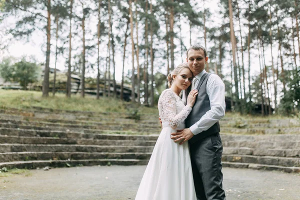 Modern Ceremony European Style Beautiful Wedding Couple Atmospheric Forest Rocks — Stock Photo, Image