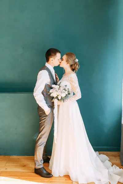 Cerimônia Moderna Estilo Europeu Casal Bonito Estúdio Brilhante — Fotografia de Stock