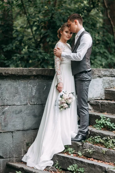 Ceremonia Moderna Estilo Europeo Hermosa Pareja Boda Bosque Atmosférico Con —  Fotos de Stock