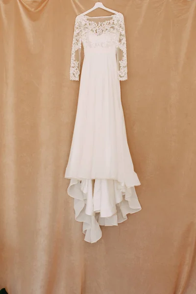 Wählt Und Begutachtet Die Braut Das Kleid Brautkleid Der Wand — Stockfoto