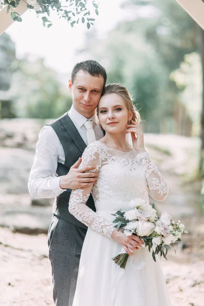 Gyönyörű Pár Naplementekor Parkban Esküvői Ceremónia Boltíves Erdőben — Stock Fotó