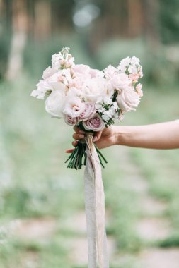 Çiçekli bir düğün için baskı ve dekor. Modern gelin buketi elinde.. 